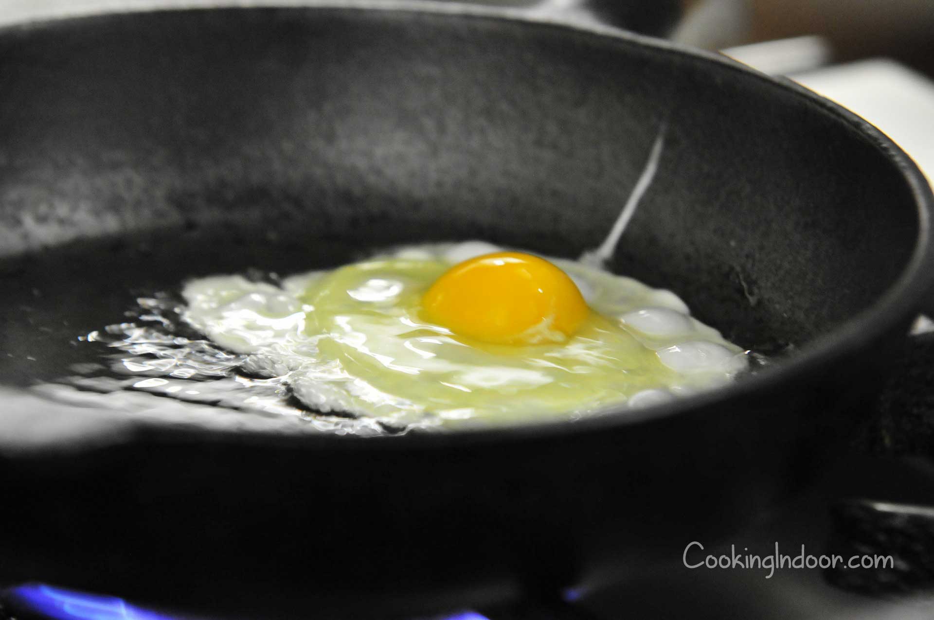 https://cookingindoor.com/wp-content/uploads/How-to-use-a-cast-iron-panini-press-1.jpg